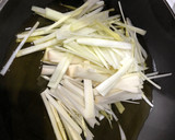 Foto del paso 1 de la receta: Bacalao con revuelto de puerros