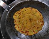 बटाटा मटार चिझ पराठे (Batata Matar Cheese Parathe Recipe In Marathi) रेसिपी स्टेप 3 फोटो 