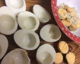 Foto del paso 1 de la receta Huevos rellenos sevillanos🥚🐟🥒🌶