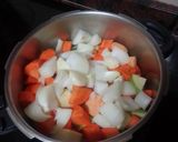 Foto del paso 1 de la receta Crema de zanahorias y calabacín con arroz y batata