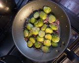 Foto del paso 3 de la receta: Repollitos de bruselas al ajillo