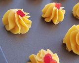 A picture of step 2 of Cheesy Yellow Dahlia.