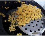 A picture of step 4 of Namkeen Boondi.