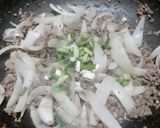 Hình bước làm 2 của món Thịt bò bằm xào củ hành