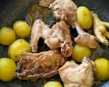 Foto langkah ke 3 dari resep Gulai ayam kentang.