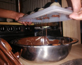 Foto del paso 9 de la receta: Bombones de chocolate "Día de Muertos" 💀 🍫