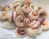 รูปขั้นตอนการทำที่ 1 ของ กุ้งหมึกผัดกะปิ