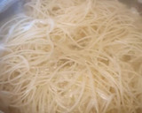 Foto del paso 2 de la receta: Fideos con panceta frita en salsa de cacahuete