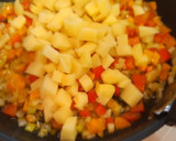 Foto del paso 2 de la receta: Salchichas frescas con patatas y pimientos