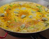 Foto del paso 5 de la receta: Paella de calamar con alcachofas, ajos tiernos y trigueros 🦑 🥘