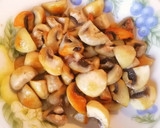Foto del paso 2 de la receta: Salteado de champiñones con ajetes y langostinos