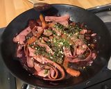 Une image de l'étape 13 de Tagliatelles de saucisses fumées aux carottes violettes et oignon rouge.