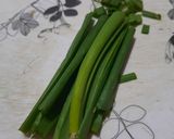 Foto del paso 3 de la receta: Cebolla de verdeo con papines y huevo
