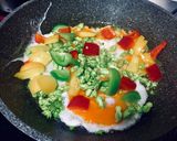 รูปขั้นตอนการทำที่ 2 ของ ข้าวผัดกุ้งดอกขจรพริกหวาน