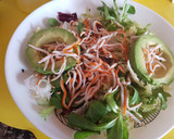 Foto del paso 2 de la receta: Ensalada de aguacate y surimi con salsa cocktail