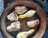 Foto del paso 1 de la receta: Pollo troceado al vino tinto con champiñones y patatas 🥔🍄🍗🍷