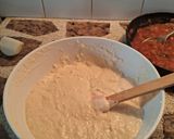 Foto del paso 4 de la receta: Pizza casera con salsa blanca y cebollas caramelizada