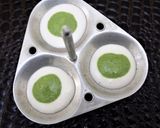 A picture of step 3 of Spinach Swirl Idli.