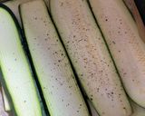 Foto del paso 2 de la receta: Saquitos de calabacín rellenos de langostinos y atún