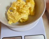Foto langkah ke 2 dari resep Garlic Cheese Butter Bread.