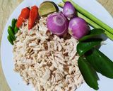 Foto langkah ke 1 dari resep Ayam suwir sambal matah.