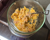 Foto del paso 2 de la receta: Huevos rellenos de salmón y langostinos