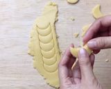 Foto langkah ke 5 dari resep Banana Chocolate Cookies.
