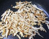 รูปขั้นตอนการทำที่ 2 ของ อกไก่ฉีกผัดกระเทียม