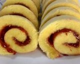 Foto langkah ke 7 dari resep Strawberry roll cake kukus.