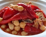 Foto del paso 4 de la receta: Garbanzos de bote con pimientos de piquillo, calamares en salsa americana y mejillones de lata