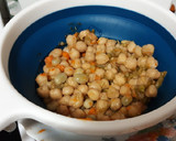 Foto del paso 2 de la receta: Garbanzos con huevo y chorizo (cocina de aprovechamiento)