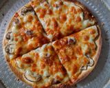 Gambar langkah 3 resipi Mushroom Tortilla Pizza.