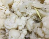 Foto del paso 1 de la receta: Filetes de Pechuga de Pollo con Salsa de Puerro y Coliflor