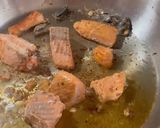 Foto del paso 2 de la receta: Salmón con salsa verde de tomate y aguacate