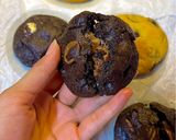 صورة لخطوة 6 من وصفة كوكيز نيويورك دبل تشوكلت (بحشو الشوكلت سبريد) 🍪