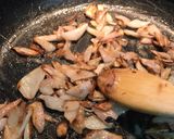 Foto del paso 5 de la receta: Lengua de cerdo con cebolla y rovellón (níscalos)