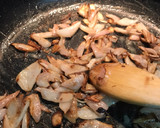 Foto del paso 5 de la receta: Lengua de cerdo con cebolla y rovellón (níscalos)