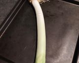 Une image de l'étape 2 de Poireau brûlé, poêlée de shitake.
