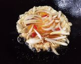 Foto langkah ke 3 dari resep Omelet Bawang Bombay.