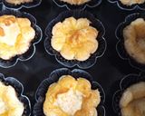 Foto langkah ke 4 dari resep Puff Pastry Flower With Strawberry & Cheese.