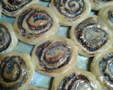 Foto langkah ke 4 dari resep Cinnamon roll with chocolate filling and cheese cream frosting.