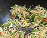 Foto langkah ke 4 dari resep Tumis Toge daun Kucai.