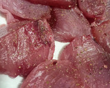 Foto del paso 1 de la receta: Bonito encebollado al pimentón