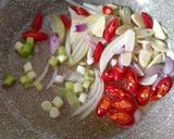 Foto langkah ke 2 dari resep Udang Sayur Saos Padang.