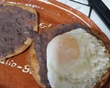 A picture of step 7 of Huevos Motuleños.