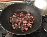 Foto del paso 2 de la receta: Setas salteadas con castañuelas de cerdo, jamón y ajo negro
