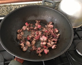Foto del paso 2 de la receta: Setas salteadas con castañuelas de cerdo, jamón y ajo negro