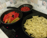 Foto del paso 5 de la receta: Picantón y tomatitos asados con pimientos y patatas fritas