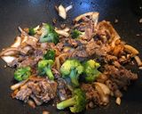 Foto langkah ke 3 dari resep Daging Sapi Iris Cah Brokoli dan Shoyu.