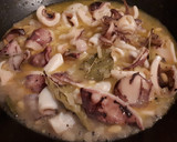 Foto del paso 5 de la receta: Tapa de calamares con cebolla, piñones y vino blanco